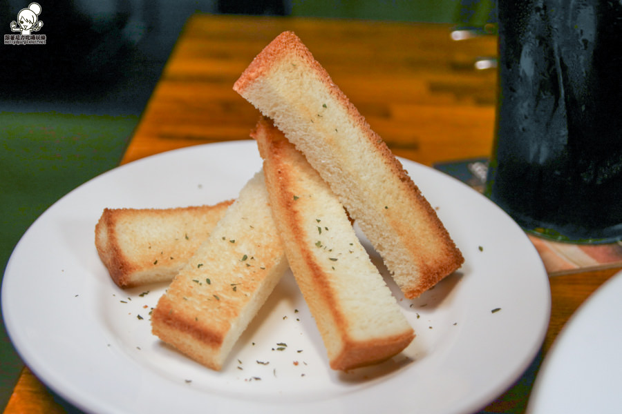 麋鹿背包餐酒館 高雄餐酒館 愛河 巷弄 酒館 飛鏢 (31 - 45).jpg