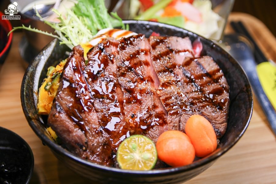 生魚片 海鮮丼飯 高雄丼飯 高雄海鮮 生魚片丼飯 澎派丼飯 可口 平價 高雄美食