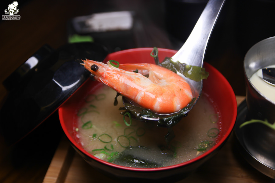 生魚片 海鮮丼飯 高雄丼飯 高雄海鮮 生魚片丼飯 澎派丼飯 可口 平價 高雄美食