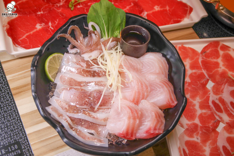 菊野日式涮涮鍋 火鍋 鍋物 高雄 美食 必吃 大盤肉 肉好多 新鮮 湯頭好