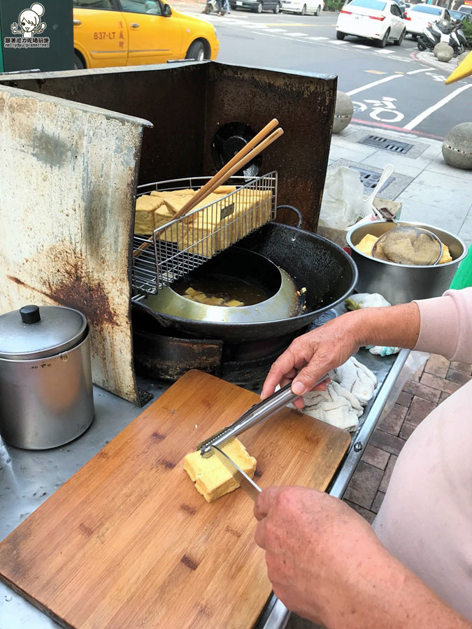 鹽埕臭豆腐 鹽埕必吃 鹽埕小吃 高雄美食 臭豆腐 泡菜 高雄小吃 