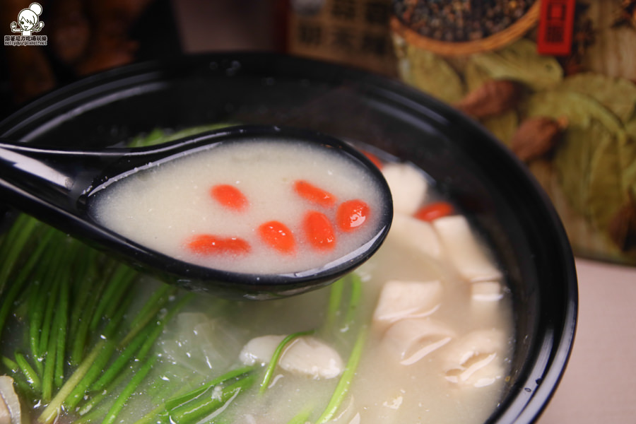 滿大碗滷味 麻辣燙 養生老火湯 炒滷味 高雄美食 新堀江美食