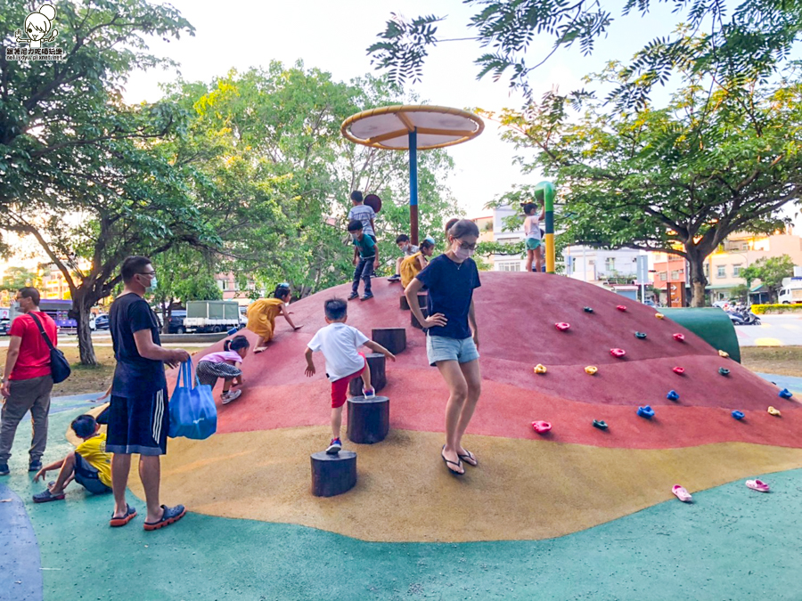 高雄景點 兒童公園 兒童遊戲場 親子 互動 玩樂 放電 玩沙 沙池