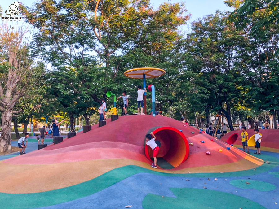 高雄景點 兒童公園 兒童遊戲場 親子 互動 玩樂 放電 玩沙 沙池