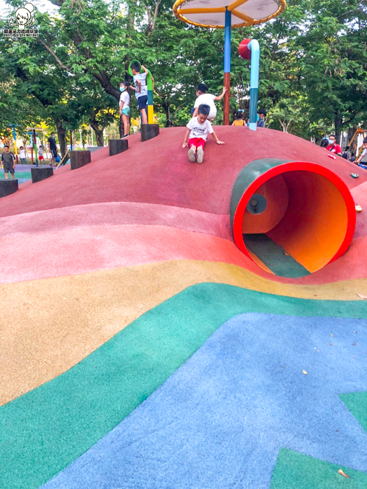 高雄景點 兒童公園 兒童遊戲場 親子 互動 玩樂 放電 玩沙 沙池