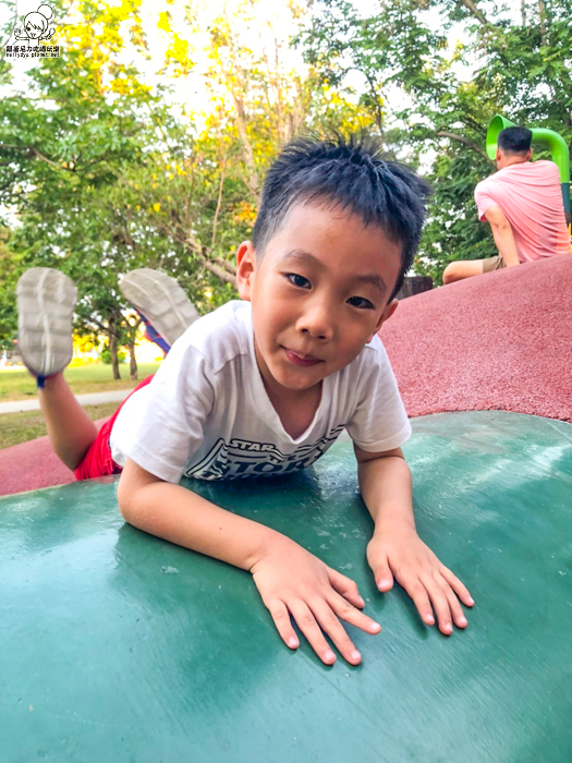 高雄景點 兒童公園 兒童遊戲場 親子 互動 玩樂 放電 玩沙 沙池