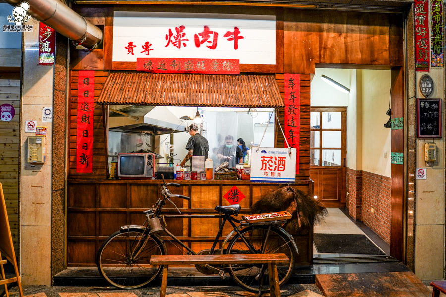 高雄美食 牛肉燥 牛B飯 骰子牛 古早味 肉燥 好吃 宵夜 