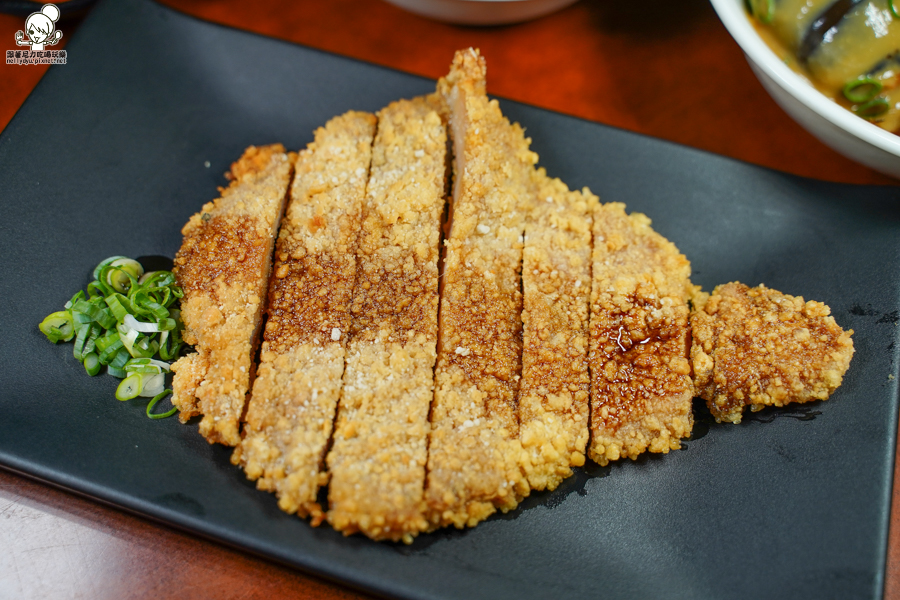 高雄美食 牛肉燥 牛B飯 骰子牛 古早味 肉燥 好吃 宵夜 