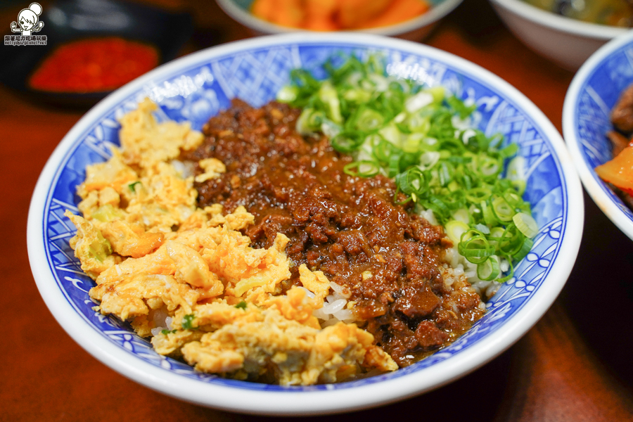 高雄美食 牛肉燥 牛B飯 骰子牛 古早味 肉燥 好吃 宵夜 