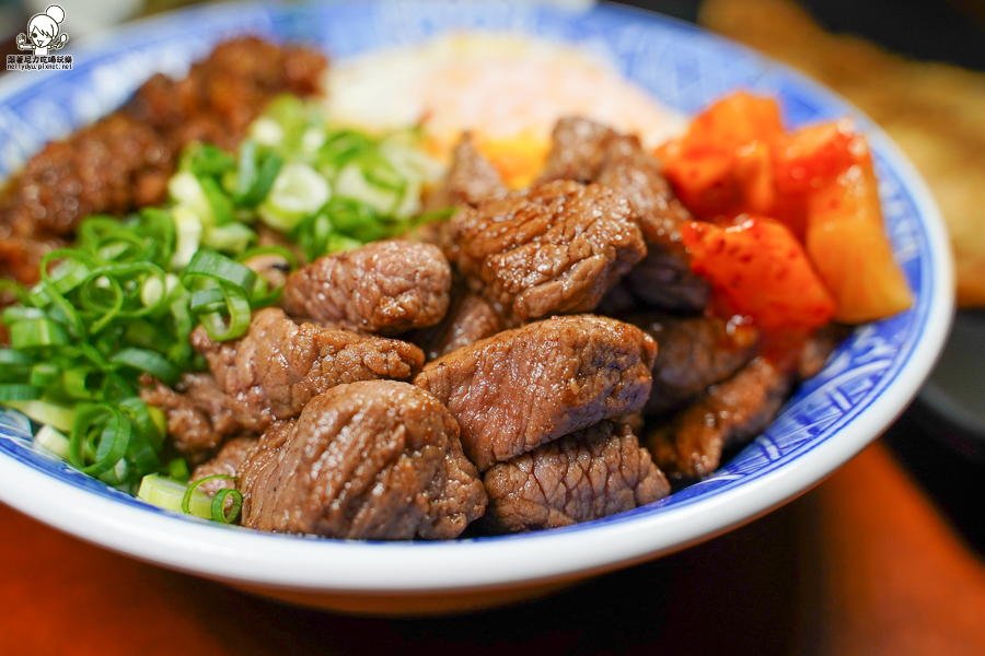 高雄美食 牛肉燥 牛B飯 骰子牛 古早味 肉燥 好吃 宵夜 