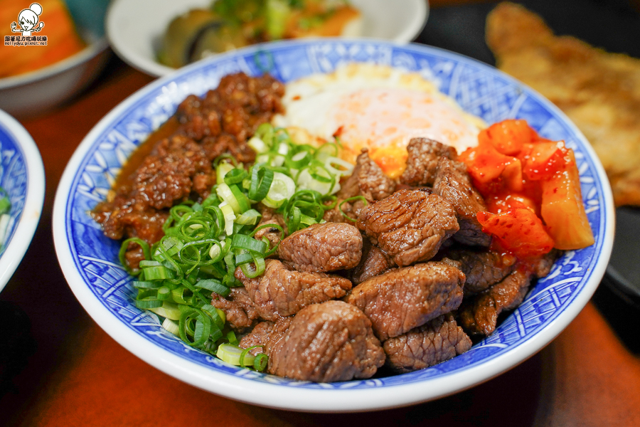 高雄美食 牛肉燥 牛B飯 骰子牛 古早味 肉燥 好吃 宵夜 