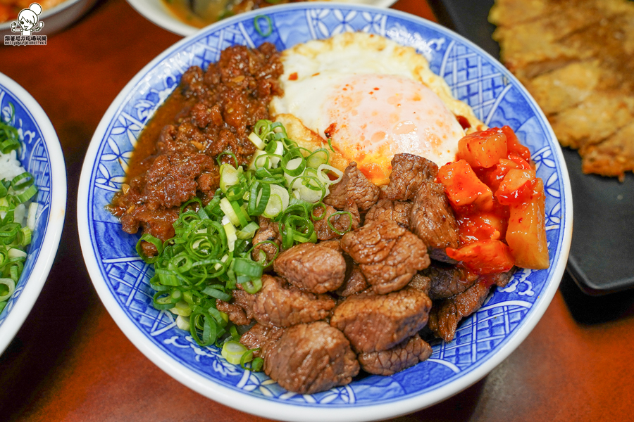 高雄美食 牛肉燥 牛B飯 骰子牛 古早味 肉燥 好吃 宵夜 