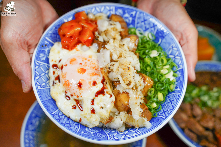 高雄美食 牛肉燥 牛B飯 骰子牛 古早味 肉燥 好吃 宵夜 