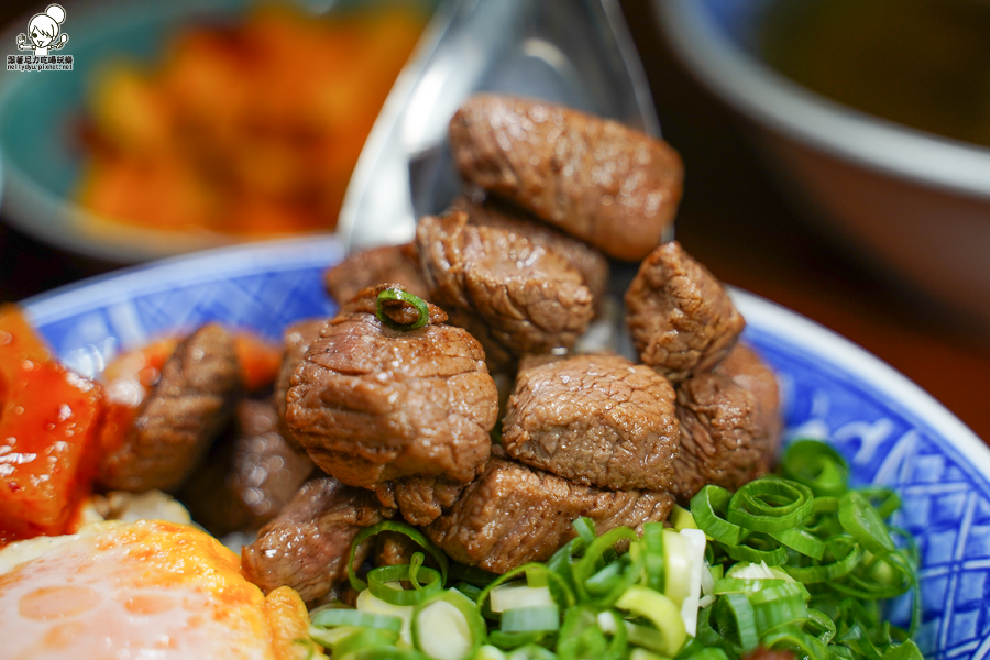 高雄美食 牛肉燥 牛B飯 骰子牛 古早味 肉燥 好吃 宵夜 