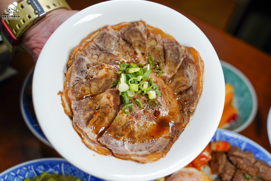 高雄美食 牛肉燥 牛B飯 骰子牛 古早味 肉燥 好吃 宵夜 