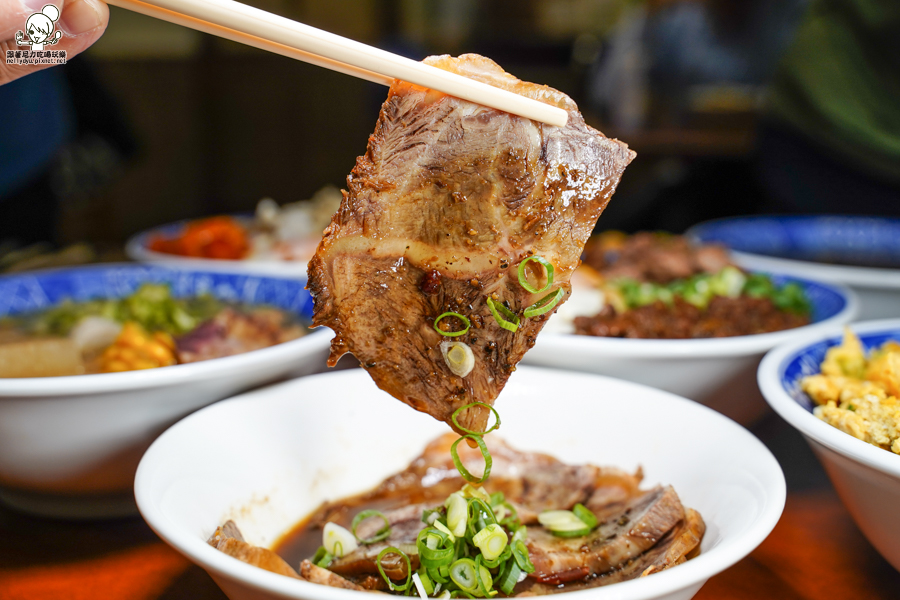 高雄美食 牛肉燥 牛B飯 骰子牛 古早味 肉燥 好吃 宵夜 