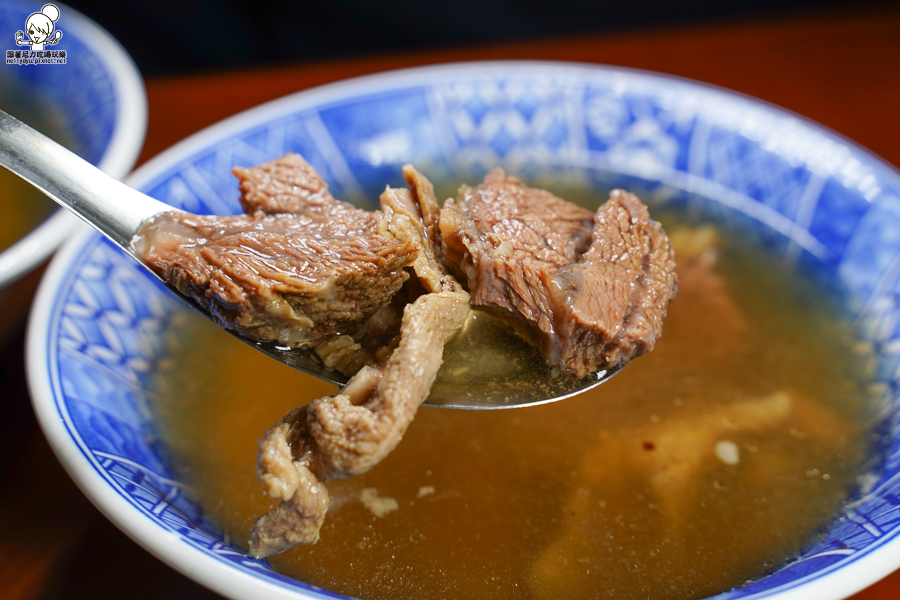 高雄美食 牛肉燥 牛B飯 骰子牛 古早味 肉燥 好吃 宵夜 