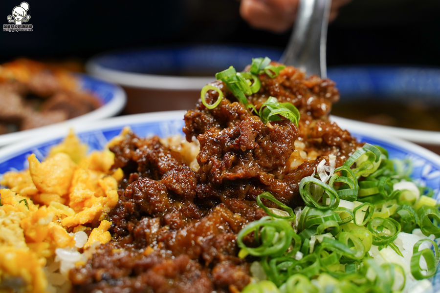 高雄美食 牛肉燥 牛B飯 骰子牛 古早味 肉燥 好吃 宵夜 