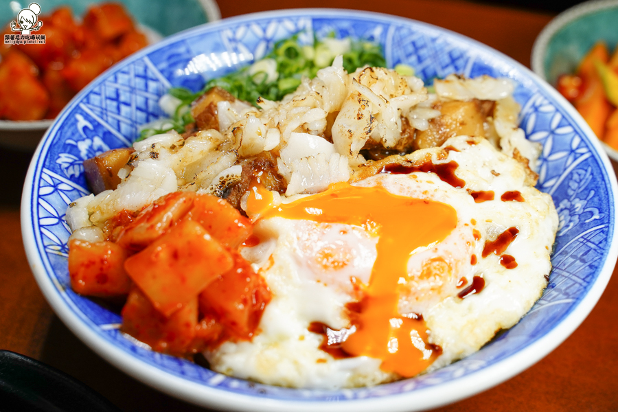 高雄美食 牛肉燥 牛B飯 骰子牛 古早味 肉燥 好吃 宵夜 