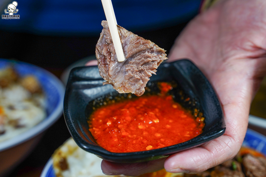 高雄美食 牛肉燥 牛B飯 骰子牛 古早味 肉燥 好吃 宵夜 