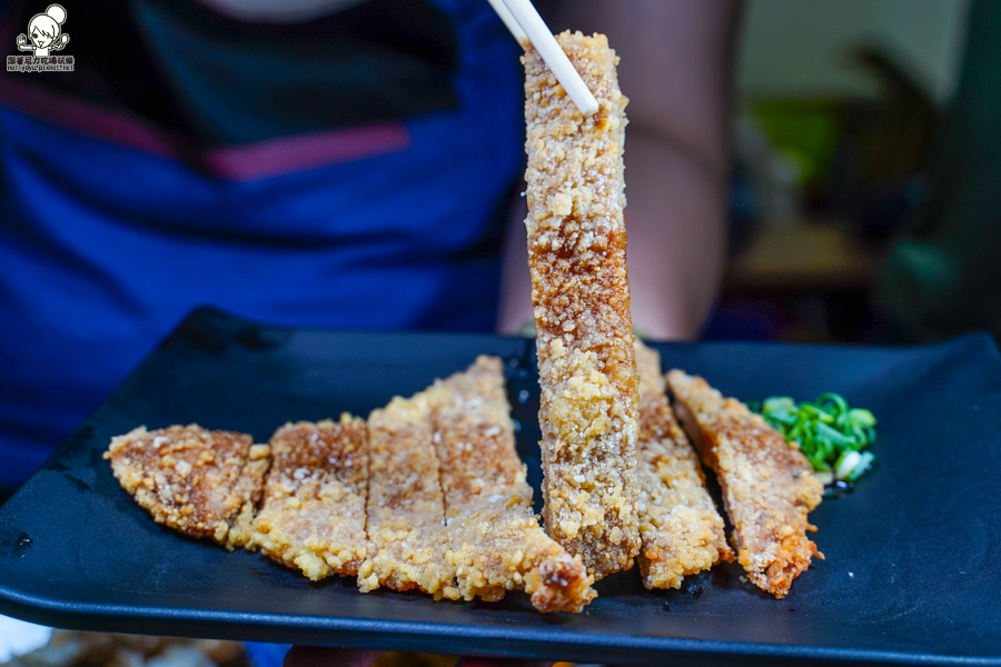 高雄美食 牛肉燥 牛B飯 骰子牛 古早味 肉燥 好吃 宵夜 