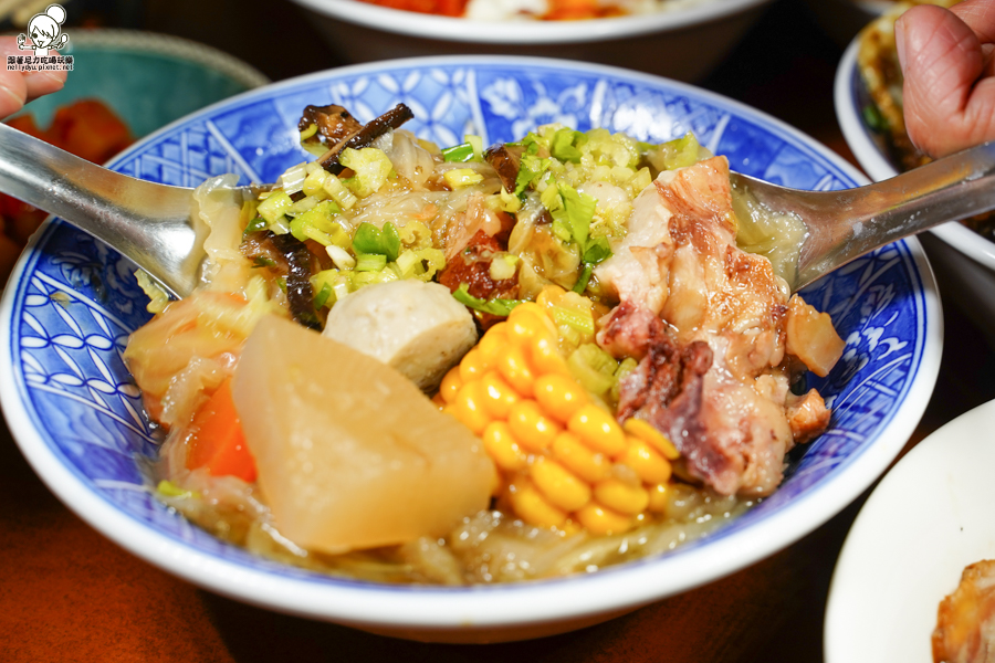 高雄美食 牛肉燥 牛B飯 骰子牛 古早味 肉燥 好吃 宵夜 