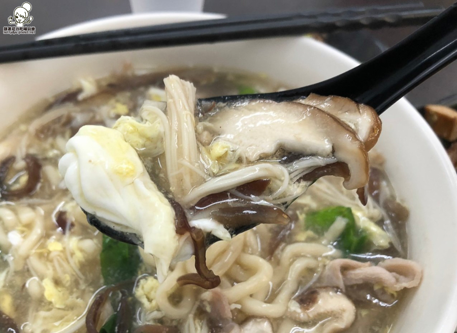 後驛美食推薦 簡媽麵食館 麵食 高雄 小吃 巷弄 上班族 愛河之心 滷味 牛肉麵 