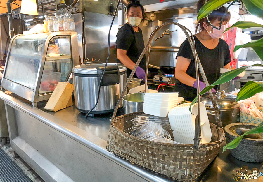 泰國料理 龍華市場 異國 高雄美食 必吃 排隊 餐盒 便當 泰式