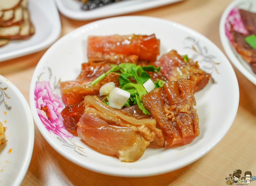 外省麵食 牛肉麵 豬肉麵 蕃茄麵 牛筋 麻辣鴨血 豆腐 高雄必吃美食 排隊