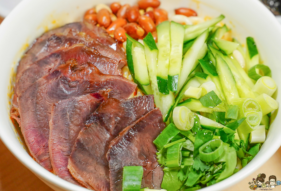 外省麵食 牛肉麵 豬肉麵 蕃茄麵 牛筋 麻辣鴨血 豆腐 高雄必吃美食 排隊