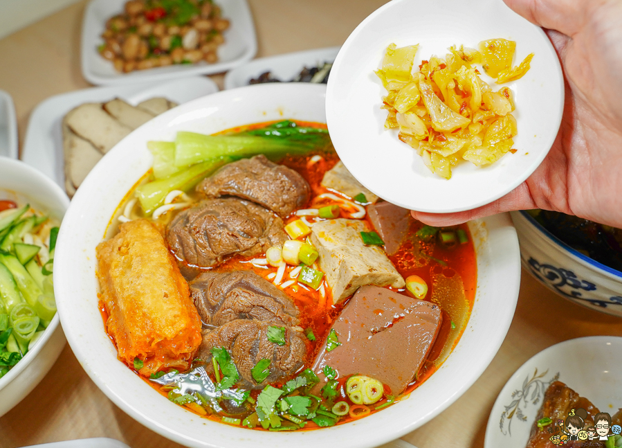 外省麵食 牛肉麵 豬肉麵 蕃茄麵 牛筋 麻辣鴨血 豆腐 高雄必吃美食 排隊