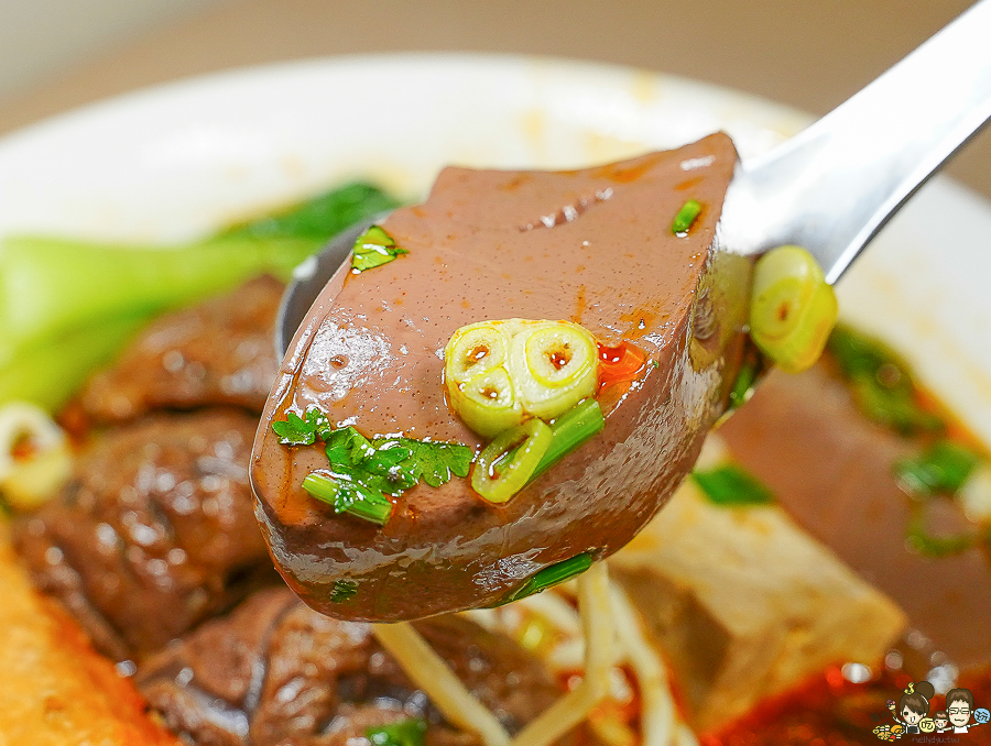 外省麵食 牛肉麵 豬肉麵 蕃茄麵 牛筋 麻辣鴨血 豆腐 高雄必吃美食 排隊