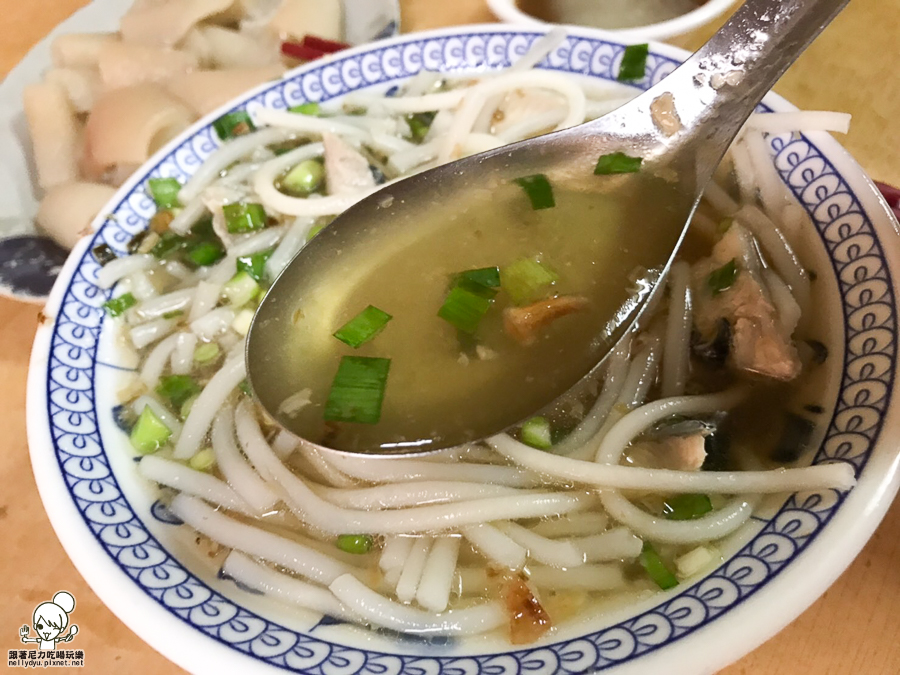 鹽埕美食 小吃 老字號 老店 米粉湯 粗米粉 魚湯 鮮魚