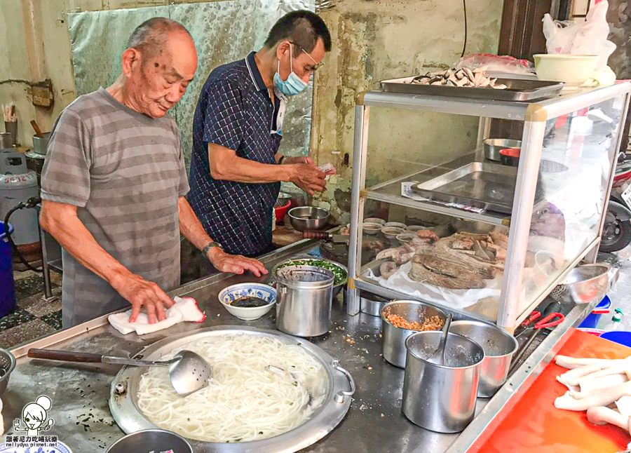 鹽埕美食 小吃 老字號 老店 米粉湯 粗米粉 魚湯 鮮魚