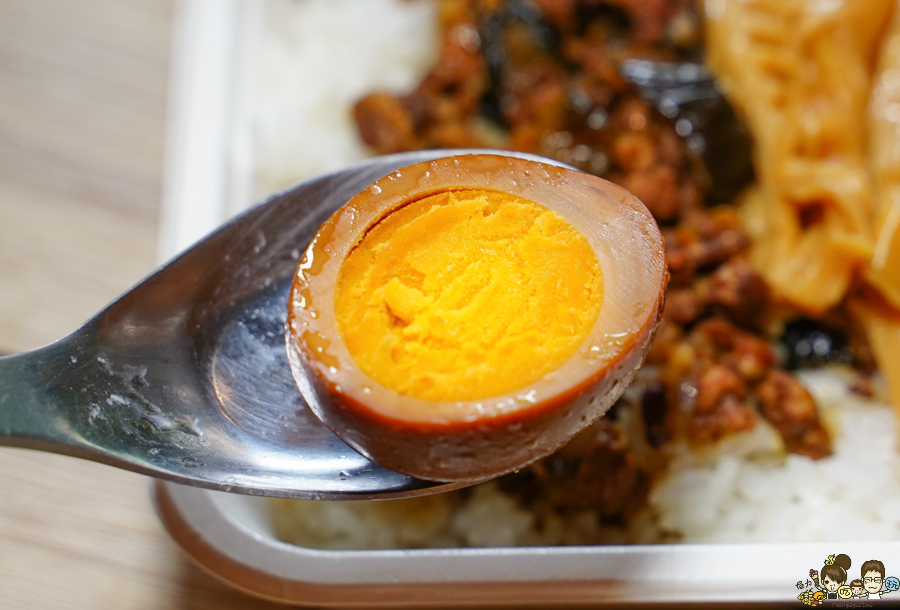 餐盒 外帶美食 外帶餐盒 防疫美食 肉燥飯 麻辣鴨血 恆田手切滷肉飯 高雄美食 巨蛋美食