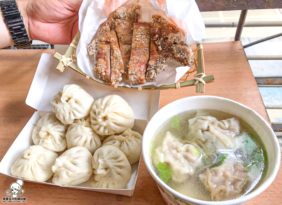 鹽埕美食 小籠包 餛飩 炸排骨 好吃 老店 老字號 高雄美食 高雄必吃 金記溫州餛飩大王 