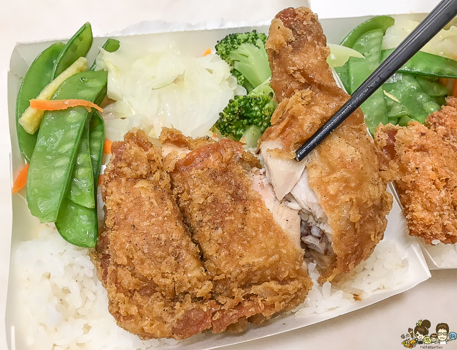 高雄便當 鹽埕美食 港之味 好吃餐盒 排骨 雞腿 必吃 排隊 超人氣 平價