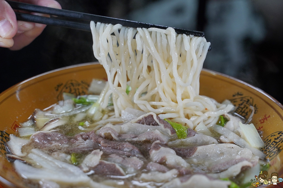 左營麵食 牛肉麵 眷村 真鶴牛肉麵 老店 老字號 必追 必吃 傳承 古早味 懷舊 炒飯 牛肉 麵食