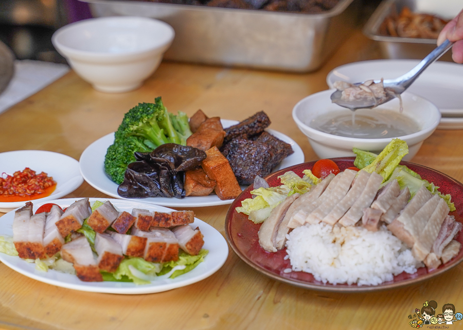  臺灣麵 雞飯 招牌牛肉拌麵、脆皮火腩、台灣海南雞飯、懷舊梅菜肉燥飯 高雄美食 苓雅市場 美食 必追 乾拌麵 好吃 燒肉