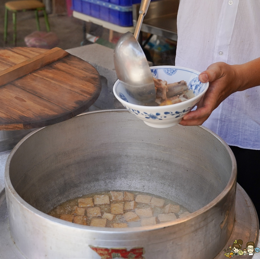  臺灣麵 雞飯 招牌牛肉拌麵、脆皮火腩、台灣海南雞飯、懷舊梅菜肉燥飯 高雄美食 苓雅市場 美食 必追 乾拌麵 好吃 燒肉