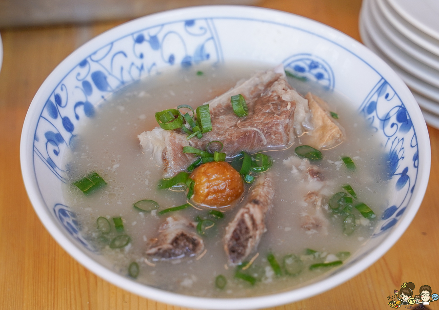  臺灣麵 雞飯 招牌牛肉拌麵、脆皮火腩、台灣海南雞飯、懷舊梅菜肉燥飯 高雄美食 苓雅市場 美食 必追 乾拌麵 好吃 燒肉