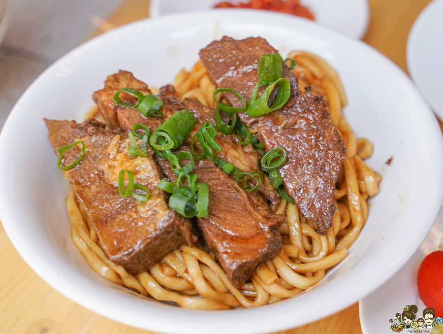  臺灣麵 雞飯 招牌牛肉拌麵、脆皮火腩、台灣海南雞飯、懷舊梅菜肉燥飯 高雄美食 苓雅市場 美食 必追 乾拌麵 好吃 燒肉