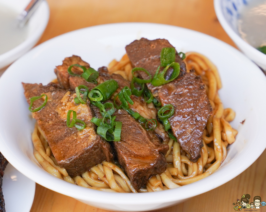  臺灣麵 雞飯 招牌牛肉拌麵、脆皮火腩、台灣海南雞飯、懷舊梅菜肉燥飯 高雄美食 苓雅市場 美食 必追 乾拌麵 好吃 燒肉