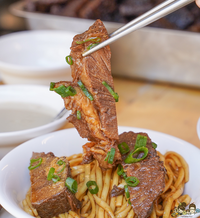  臺灣麵 雞飯 招牌牛肉拌麵、脆皮火腩、台灣海南雞飯、懷舊梅菜肉燥飯 高雄美食 苓雅市場 美食 必追 乾拌麵 好吃 燒肉