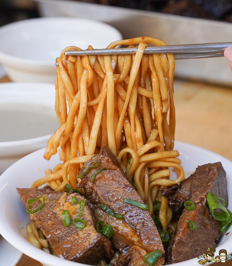  臺灣麵 雞飯 招牌牛肉拌麵、脆皮火腩、台灣海南雞飯、懷舊梅菜肉燥飯 高雄美食 苓雅市場 美食 必追 乾拌麵 好吃 燒肉