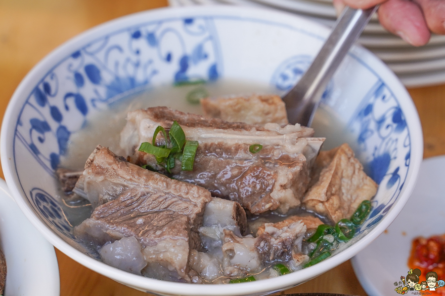  臺灣麵 雞飯 招牌牛肉拌麵、脆皮火腩、台灣海南雞飯、懷舊梅菜肉燥飯 高雄美食 苓雅市場 美食 必追 乾拌麵 好吃 燒肉