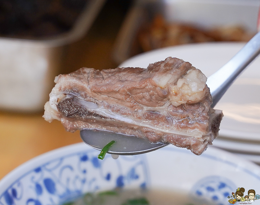  臺灣麵 雞飯 招牌牛肉拌麵、脆皮火腩、台灣海南雞飯、懷舊梅菜肉燥飯 高雄美食 苓雅市場 美食 必追 乾拌麵 好吃 燒肉