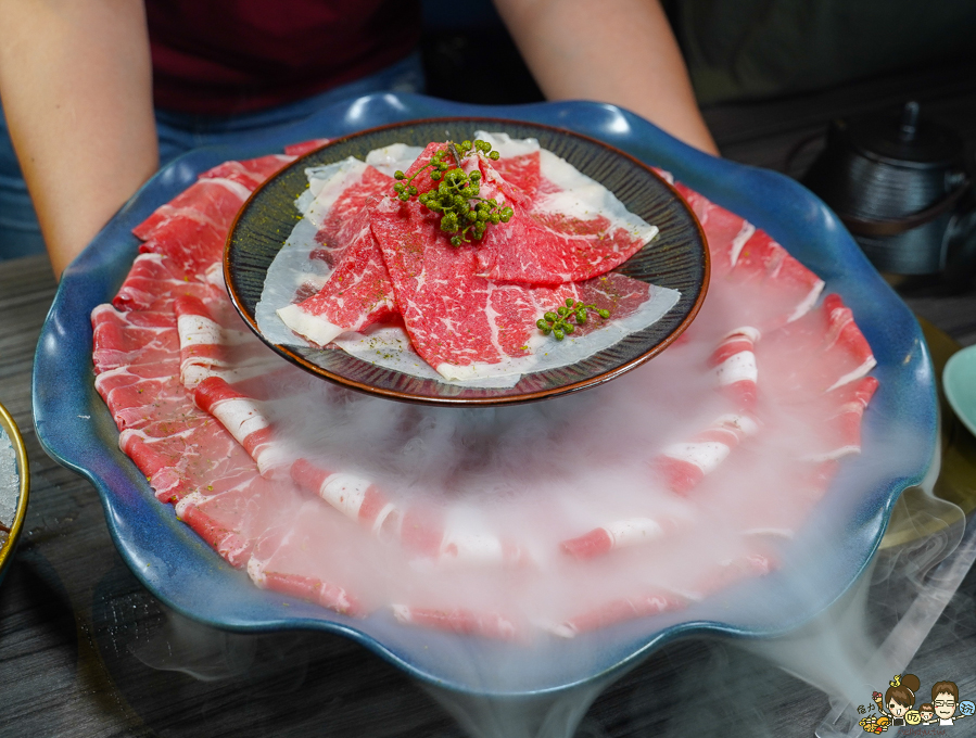 高雄新店開幕 麻辣火鍋 青花驕 王品 火鍋 麻辣 鴛鴦鍋 聚餐 高雄美食 聚餐 包廂 排隊 宵夜 晚餐 巨蛋商圈 美食