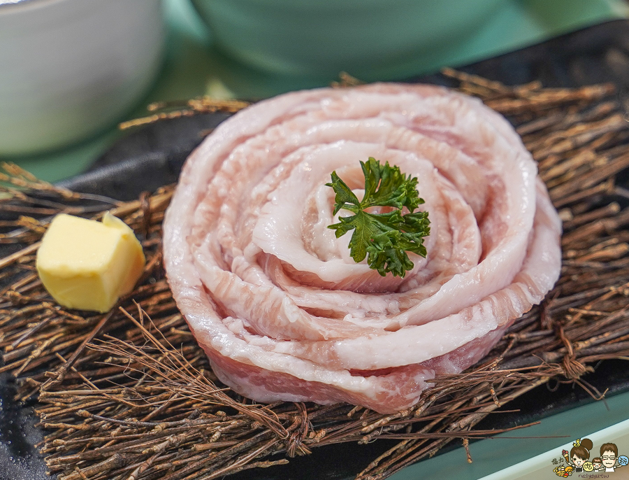 首創 榴槤炸豬排 三筋 好吃 創意 烤肉 燒肉 定食 好吃 平價 美味 北高雄 高雄美食 高雄聚餐 親子聚餐