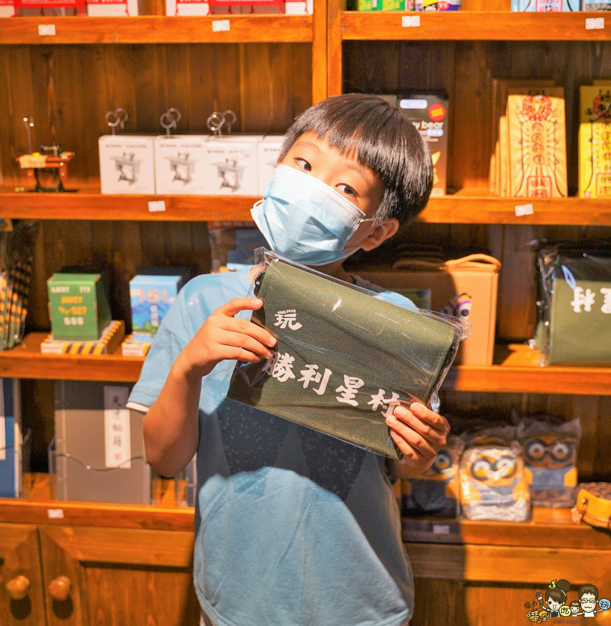 勝利星村 全台首創 長不大小學 懷舊 古早味 涼水攤 免費 好玩 換裝 學生制服 
